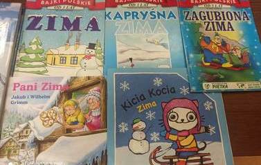 Ułożone na stoliku 5 książeczek z widocznymi tytułami o zimie: "Zima", "Kapryśna zima", "Zagubiona zima", "Pani zima", "Kicia Kocia-zima"