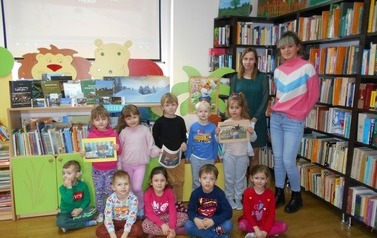 Grupowe zdjęcie dzieci z Panią nauczycielką i bibliotekarką.