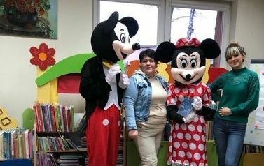 Stoją w czw&oacute;rkę: Pani Ania, Pani bibliotekarka z Miki i Minnie