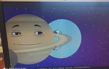 Na monitorze komputera widoczny film o planetach