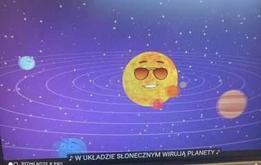 Widoczny obraz na monitorze komputera jak wok&oacute;ł słońca wirują planety.