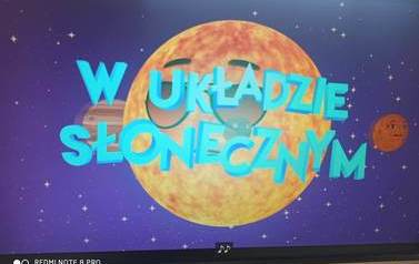 Na monitorze widoczny tytuł filmu: W układzie słonecznym.
