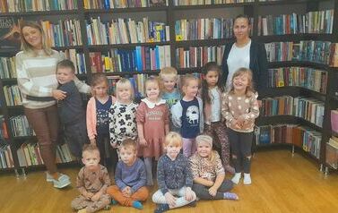 Dzieci ustawione w grupie wraz ze swoimi Paniami.