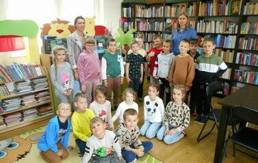 Dzieci ustawione w grupie wraz ze swoimi Paniami.