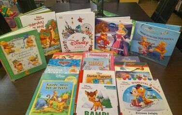 Na stole wyłożone książki produkcji Walta Disneya z widocznymi tytułami.