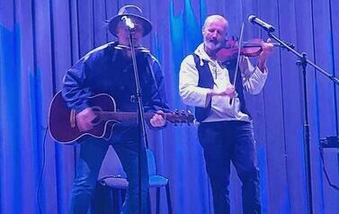Dw&oacute;ch muzyk&oacute;w na scenie Roy Einar Dreng i Ronnie Gerrard. Jeden gra na skrzypcach,a drugi na gitarze.