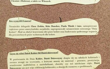 Tablica korkowa z informacjami o Dniu Kobiet.