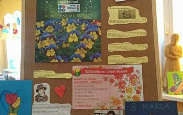 Tablica korkowa przystrojona w plakat i ciekawostki o Dniu Kobiet.