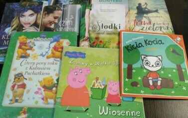 Na stole są wyłożone książki o tematyce wiosennej.