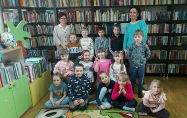 Zdjęcie grupowe w bibliotece dzieci, ich Pani i bibliotekarki.