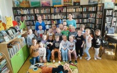 Zdjęcie grupowe dzieci ze swoją Panią i Panią bibliotekarką.