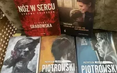 Na fotelu są wyłożone nowe książki.