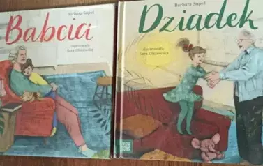 Na stoliku są wyłożone dwie książki pt "Babcia" i "Dziadek" Barbary Supeł