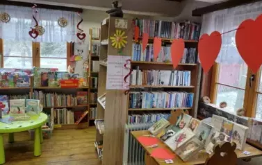 W bibliotece w Borzechowie są wyłożone ksiązki o tematyce miłosnej. Nad nimi wiszą duże czerwone serca.