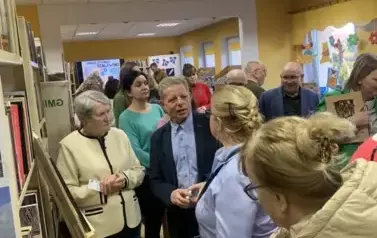 Biblioteka pełna Czytelnik&oacute;w rozmawiających ze sobą