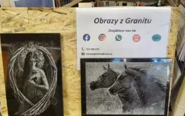 Na stojaku wystawione są obrazy z granitu Pana Macieja Syropolskiego. Jeden z nich przedstawia konie,a na drugim kobieta otulona skrzydłami.