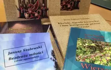 Na biurku wyłożone książki autora. Klechdy, wiersze i opowiadania.