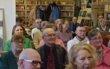 Twarze czytelnik&oacute;w biorących udział w spotkaniu.