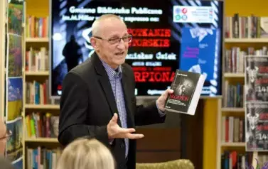 Stanisław Ćwiek stoi przed Czytelnikami i prezentuje swoją książkę pt "Skorpion"
