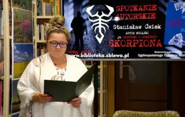 Przed Czytelnikami stoi Emilia Bielska i czyta informacje o autorze książki o "Skorpionie". Za Nią duży ekran z wyświetlonym plakatem dotyczącym tego spotkania.