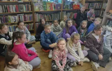 Dzieci siedzą na siedziskach w bibliotece w Borzechowie
