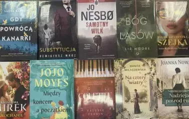 Na stole leży 10 nowych książek z widocznymi tytułami