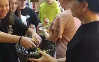 Przy wyjściu młodzież częstuje się wafelkami od Pani Radnej i przypinką z długopisem od Pani bibliotekarki.
