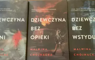 N stole leżą nowe trzy książki pt " Dziewczyna bez dłoni", " Dziewczyna bez opieki", " Dziewczyna bez wstydu"  Malwiny Chojnackiej 