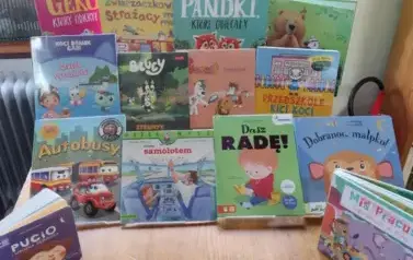 Na stole są rozłożone nowe bajki dla dzieci z widocznymi tytułami.