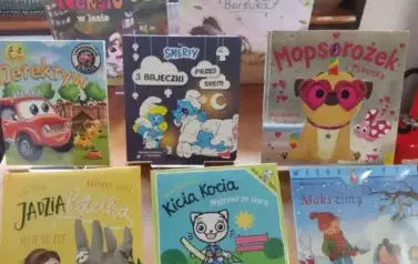Na stole są rozłożone nowe bajki dla dzieci z widocznymi tytułami.