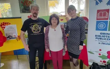 Pan Pilarski stoi razem z bibliotekarką z Pinczyna i z czytelniczką z Pinczyna. 