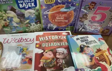 Na stole są wyłożone nowe bajki dla dzieci z widocznymi tytułami