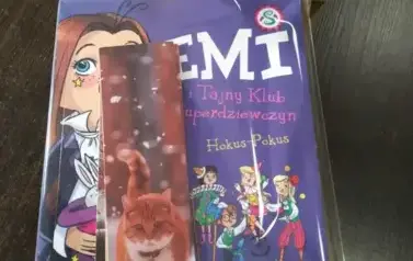 Zapakowane w folię przezroczystą książeczki dla dzieci i zakładki. 