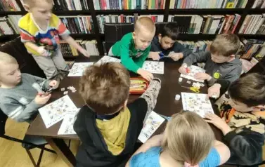 Dzieci przy stole uzupełniają misiowe sudoku.