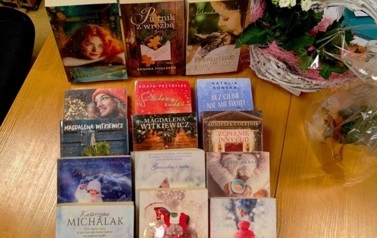 Na biurku są wyłożone książki o tematyce świątecznej