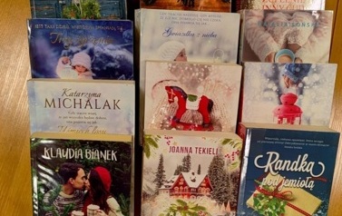 Na biurku leżą książki o tematyce świątecznej