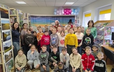 Zdjęcie grupowe dzieci, nauczycieli i aktor&oacute;w grających w teatrzyku.