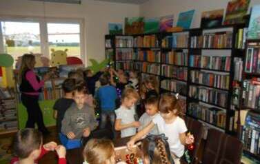 Dzieci stroją choinkę w bibliotece w Pinczynie
