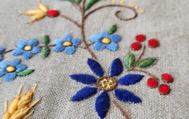 Haft kociewski na siwym pł&oacute;tnie