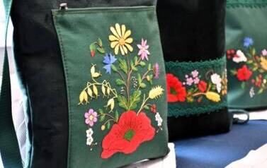 Czarne torby z naszywką zieloną na kt&oacute;rej jest haft kociewski