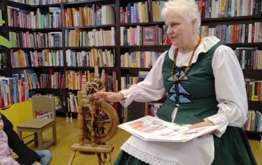 Pani Krysia gestykulując ręką opowiada dzieciom o Kociewiu