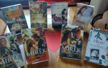 Na stole w bibliotece w Borzechowie są wyłożone książki o miłości.