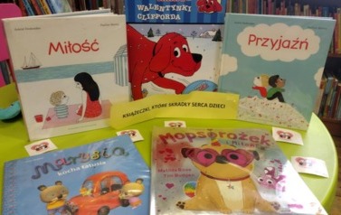 Na zielonym okrągłym stoliku są wyłożone bajeczki dla dzieci o miłości 