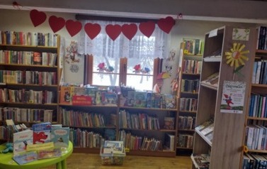 Na suficie biblioteki w Borzechowie są powieszone czerwone serduszka