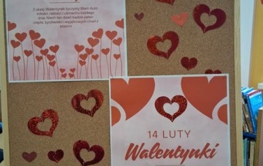 Korkowa tablica przystrojona w plakaty walentynkowe i serduszka