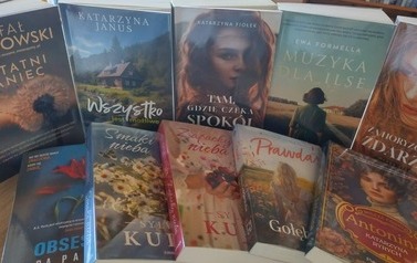 Nowości książkowe wyłożone tytułami na wierzchu.