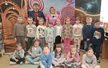 Grupa dzieci stojąca z aktorami: z Zosią i Feliksem.