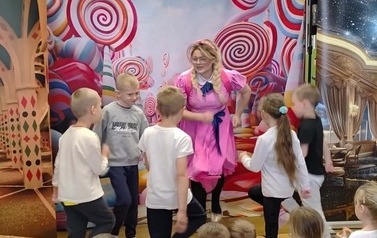 Zosia  z pięciorgiem dzieci z publiczności będąc w k&oacute;łeczku poruszają się jakby biegnąc w miejscu.