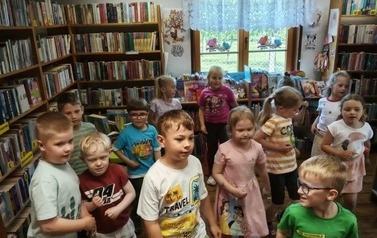 Dzieci stoją w rozsypce i tanćzą piracką piosenkę