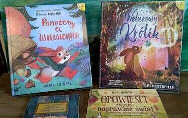 Na stoliku są ułożone nowe tytuły bajek dla dzieci